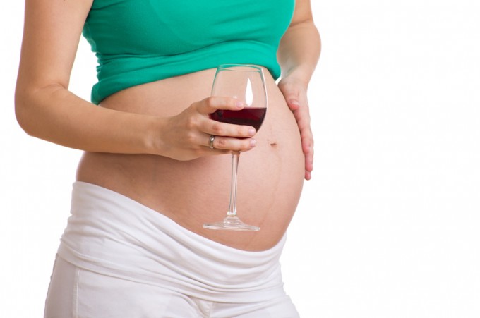 お酒を飲んじゃダメ？飲酒による胎児への影響とリスク